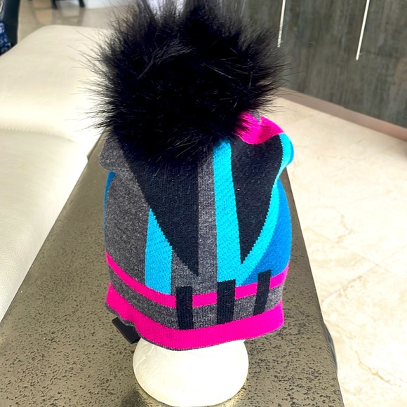 NWT JOCELYN KNIT POM-POM HAT - Picture 1 of 4
